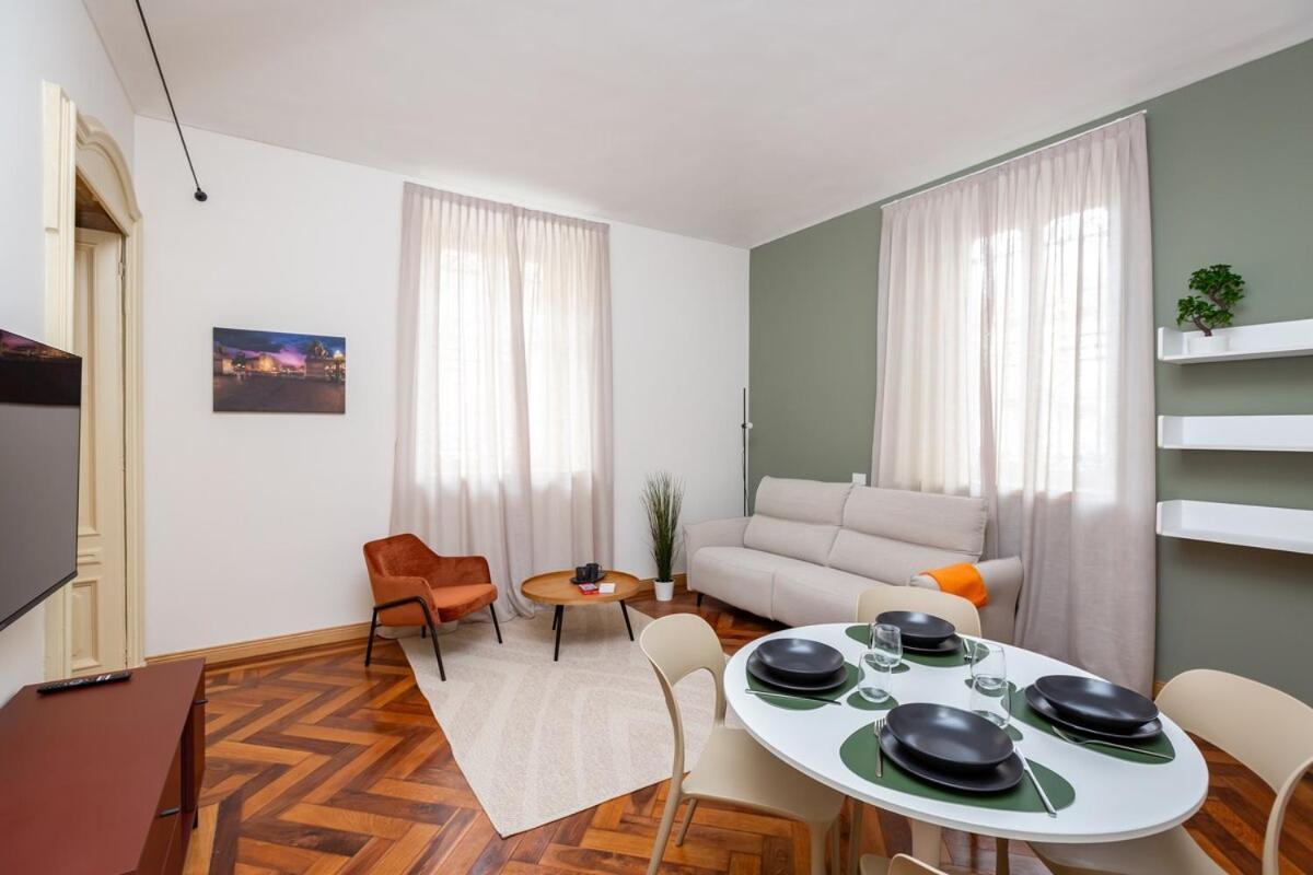 5 Minutes From Via Roma - With Smart Tv Apartment
